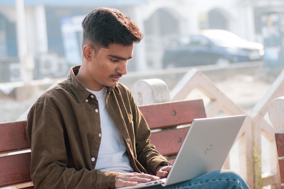 Online-Lernen mit Übungen und Feedback im Programmierkurs